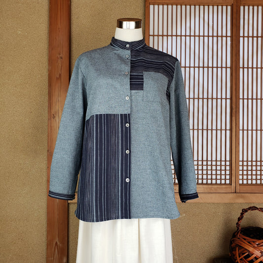 22049 スタンドカラー切りかえシャツ サックスと28D